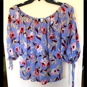 ‼️SOLD‼️🐈3 for $19🐈Blue Rain floral top